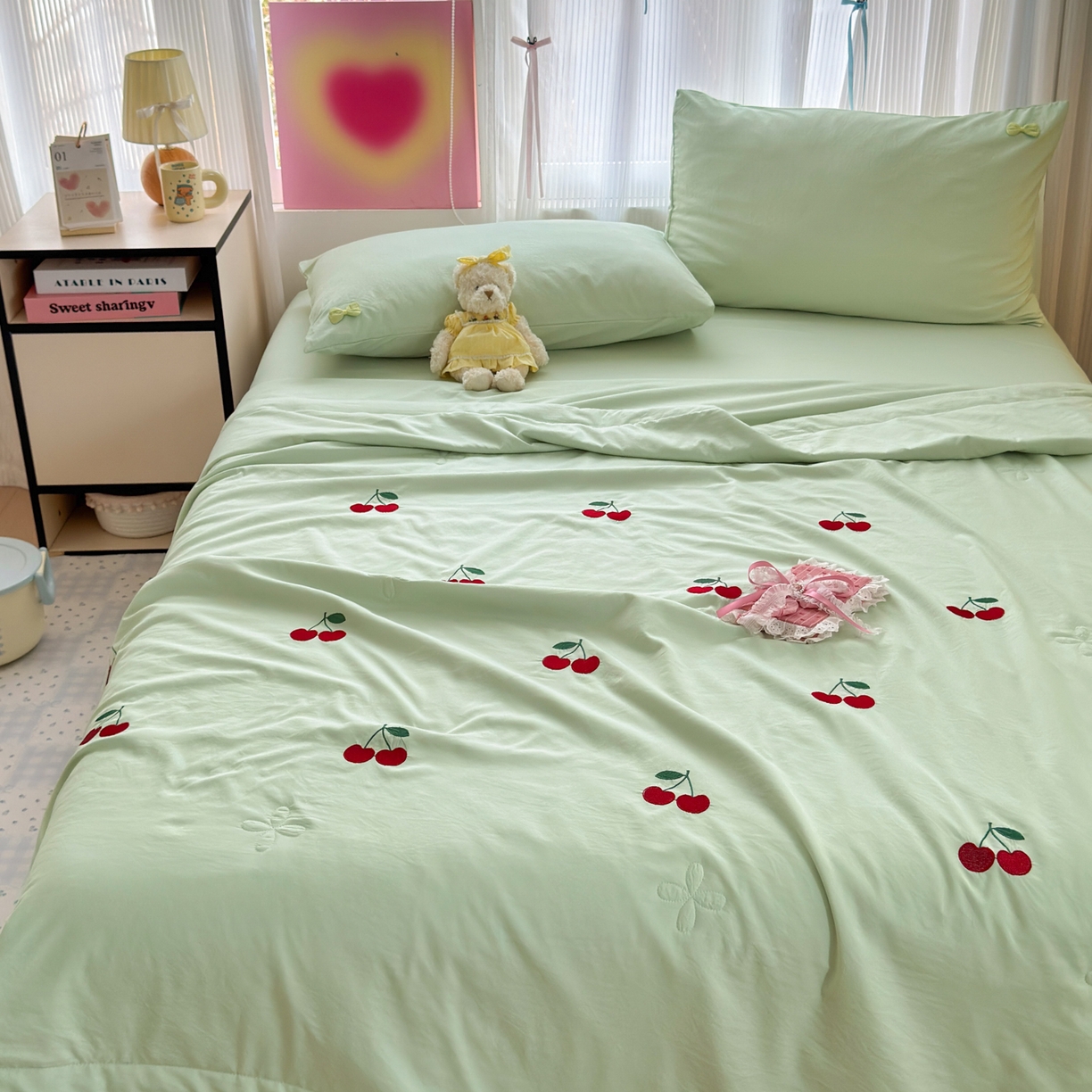 91家纺网 家纺一手货源 找家纺 佳鸿家纺 2026新款凉感冰柔丝刺绣手包边夏凉被夏被四件套-场景二 薄荷樱桃