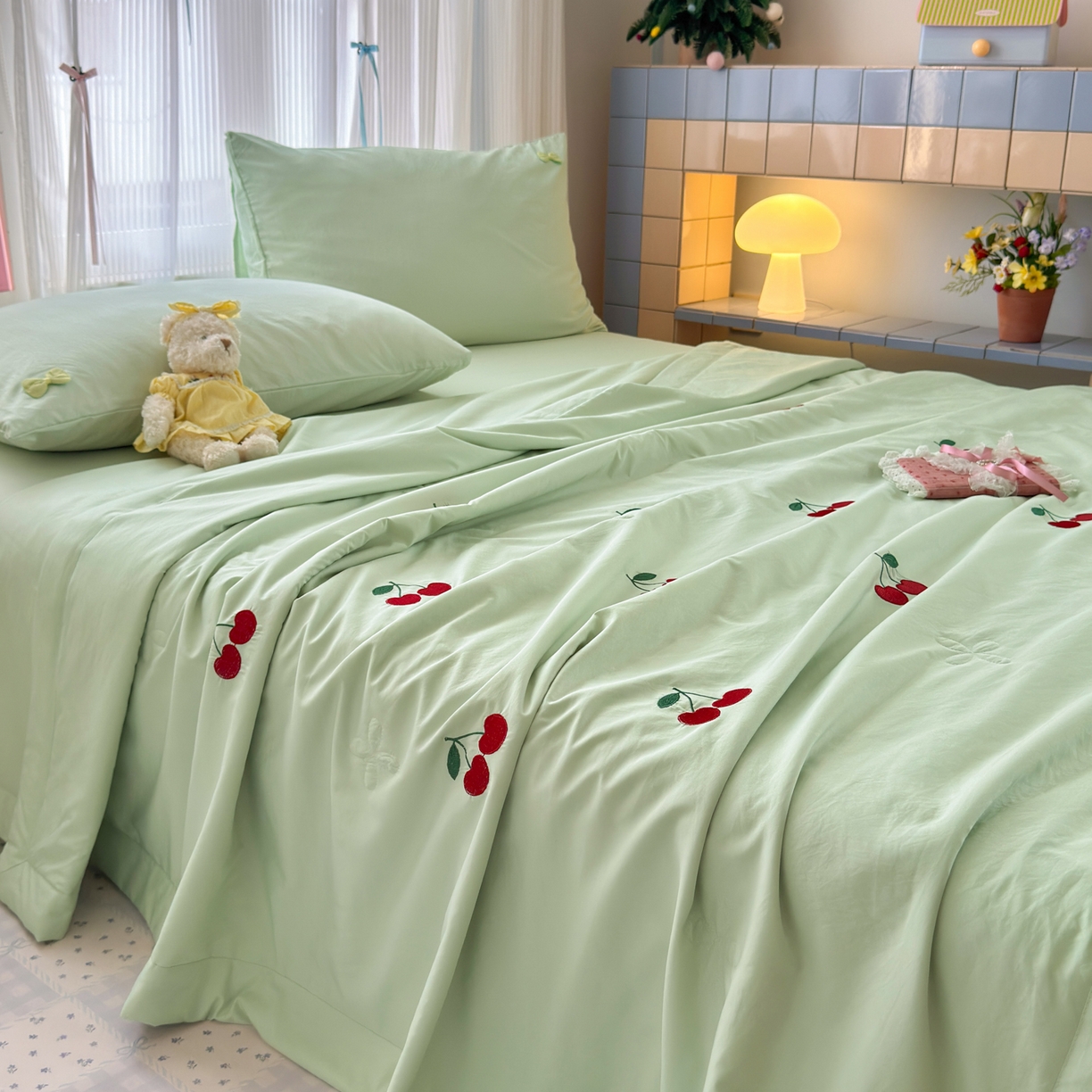 91家纺网 家纺一手货源 找家纺 佳鸿家纺 2026新款凉感冰柔丝刺绣手包边夏凉被夏被四件套-场景二 薄荷樱桃