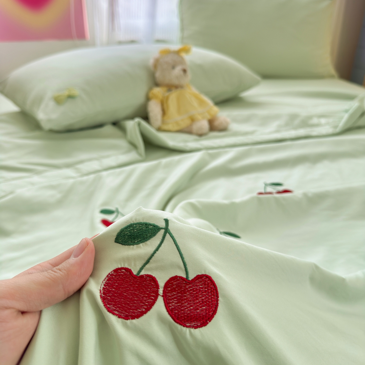 91家纺网 家纺一手货源 找家纺 佳鸿家纺 2026新款凉感冰柔丝刺绣手包边夏凉被夏被四件套-场景二 薄荷樱桃