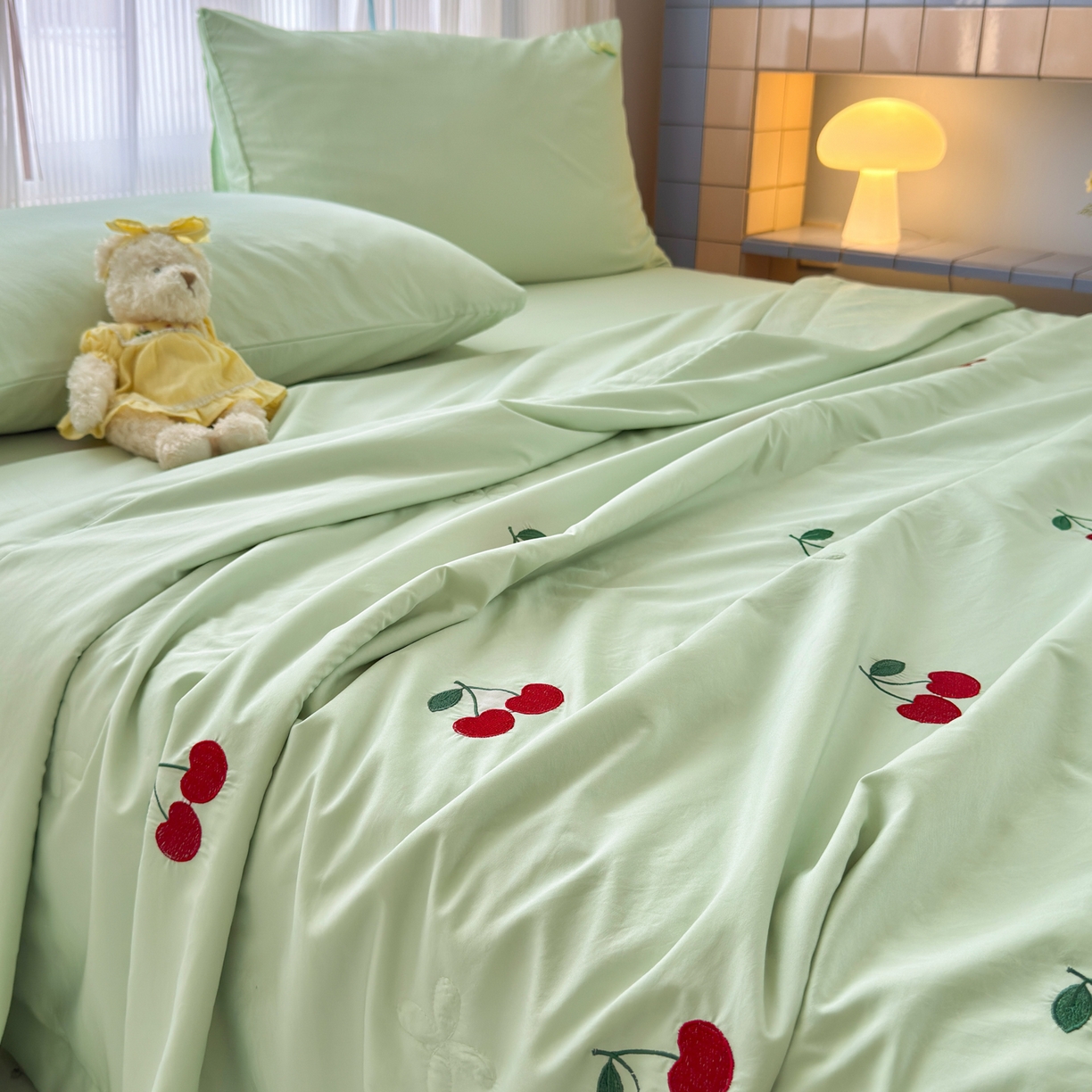 91家纺网 家纺一手货源 找家纺 佳鸿家纺 2026新款凉感冰柔丝刺绣手包边夏凉被夏被四件套-场景二 薄荷樱桃