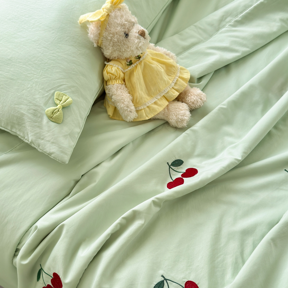 91家纺网 家纺一手货源 找家纺 佳鸿家纺 2026新款凉感冰柔丝刺绣手包边夏凉被夏被四件套-场景二 薄荷樱桃