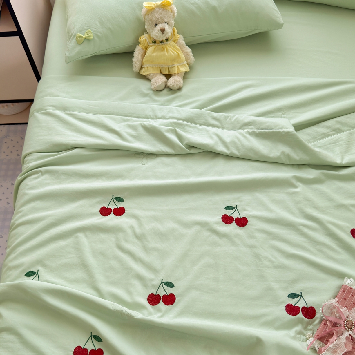 91家纺网 家纺一手货源 找家纺 佳鸿家纺 2026新款凉感冰柔丝刺绣手包边夏凉被夏被四件套-场景二 薄荷樱桃