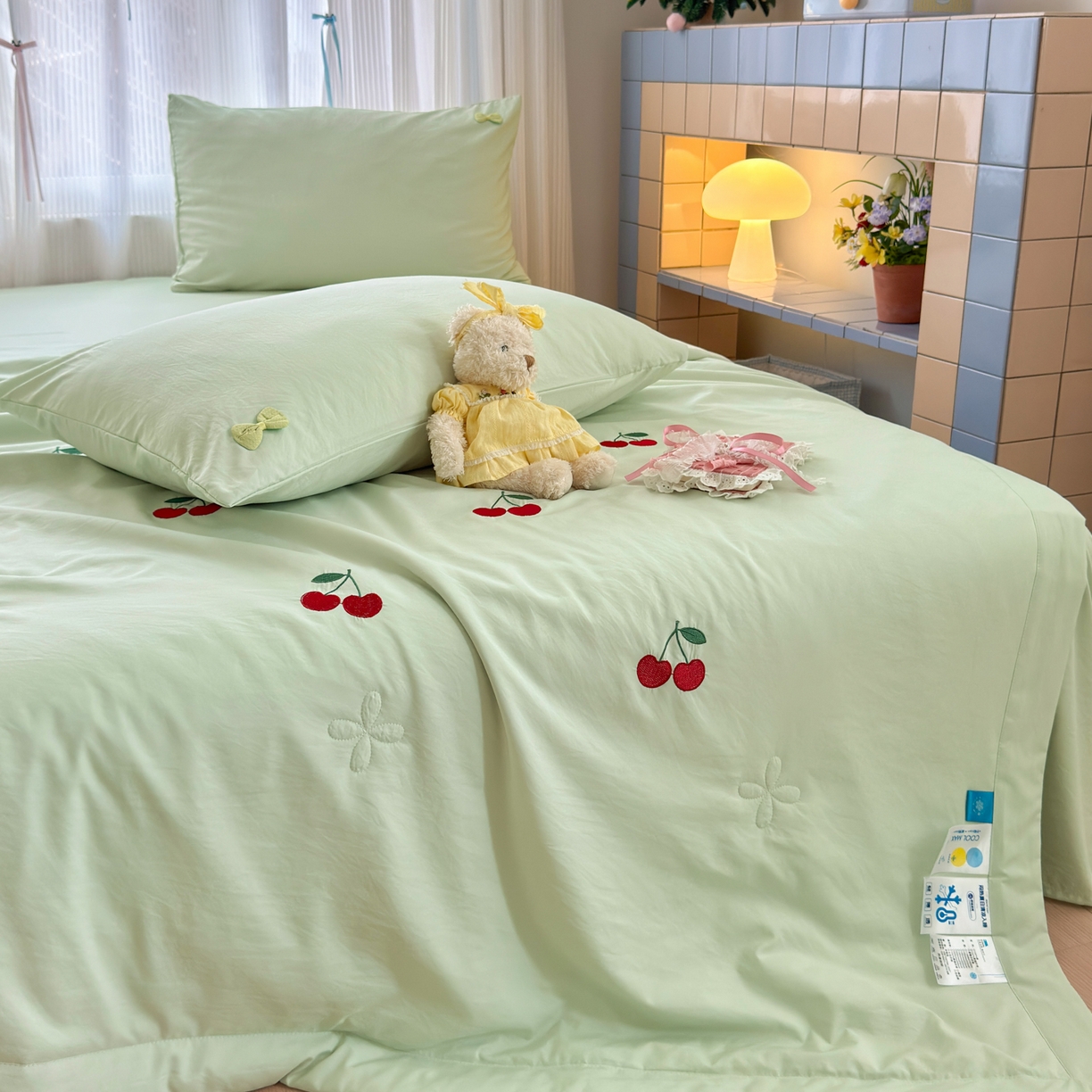 91家纺网 家纺一手货源 找家纺 佳鸿家纺 2026新款凉感冰柔丝刺绣手包边夏凉被夏被四件套-场景二 薄荷樱桃