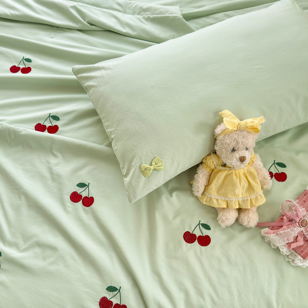 91家纺网 家纺一手货源 找家纺 佳鸿家纺 2026新款凉感冰柔丝刺绣手包边夏凉被夏被四件套-场景二 薄荷樱桃