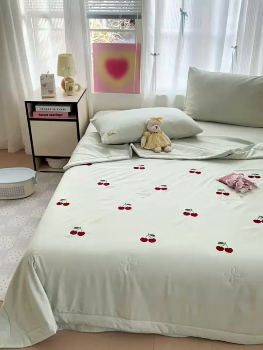 91家纺网 家纺一手货源 找家纺 佳鸿家纺 2026新款凉感冰柔丝刺绣手包边夏凉被夏被四件套-场景二 薄荷樱桃