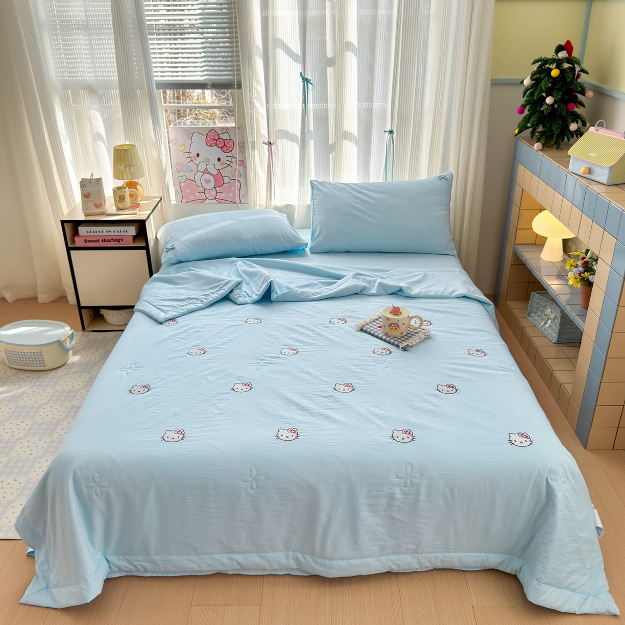 91家纺网 家纺一手货源 找家纺 佳鸿家纺 2026新款凉感冰柔丝刺绣手包边夏凉被夏被四件套-场景二 冰蓝kt