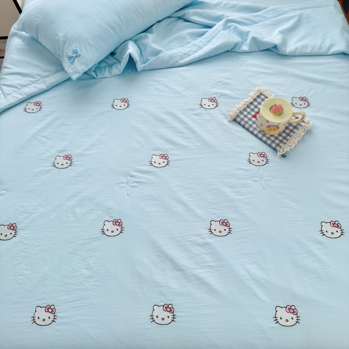 91家纺网 家纺一手货源 找家纺 佳鸿家纺 2026新款凉感冰柔丝刺绣手包边夏凉被夏被四件套-场景二 冰蓝kt