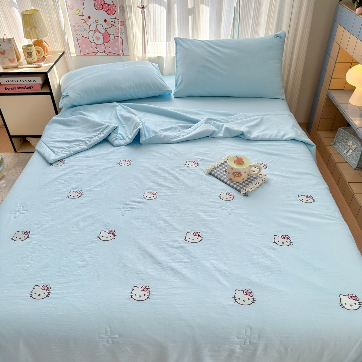 91家纺网 家纺一手货源 找家纺 佳鸿家纺 2026新款凉感冰柔丝刺绣手包边夏凉被夏被四件套-场景二 冰蓝kt