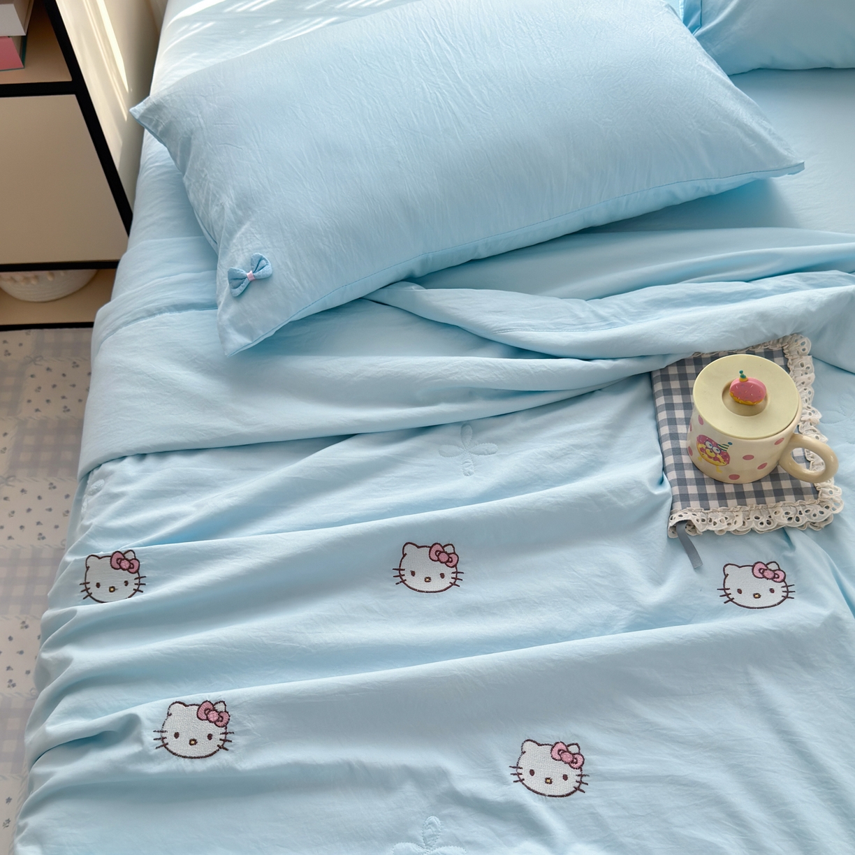 91家纺网 家纺一手货源 找家纺 佳鸿家纺 2026新款凉感冰柔丝刺绣手包边夏凉被夏被四件套-场景二 冰蓝kt