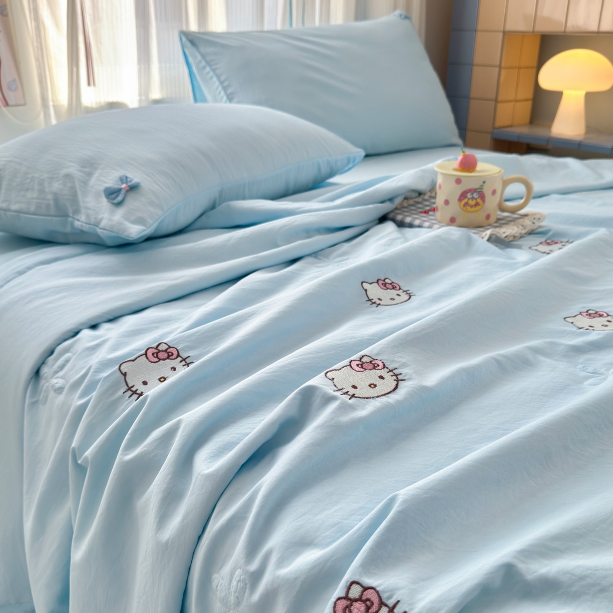 91家纺网 家纺一手货源 找家纺 佳鸿家纺 2026新款凉感冰柔丝刺绣手包边夏凉被夏被四件套-场景二 冰蓝kt