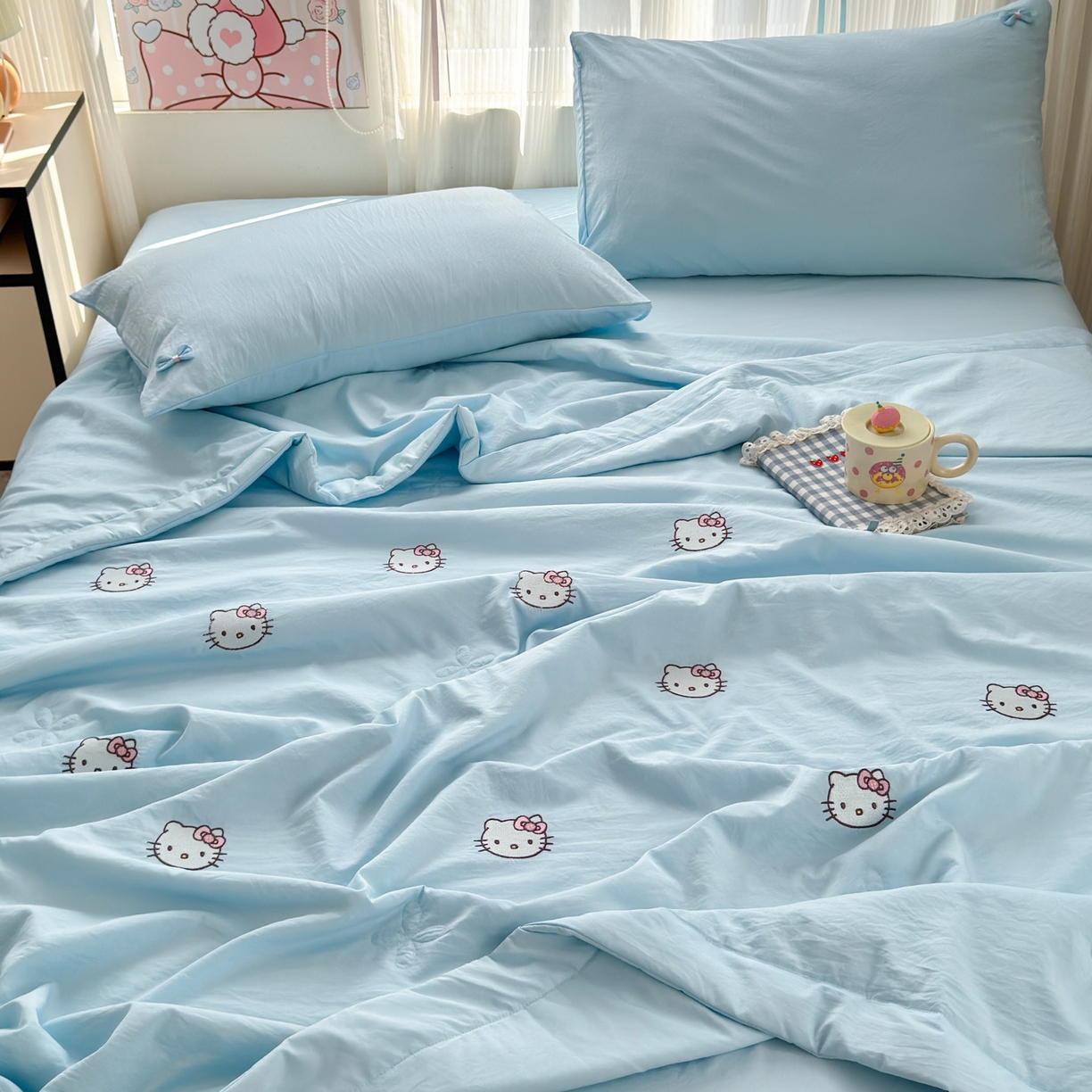 91家纺网 家纺一手货源 找家纺 佳鸿家纺 2026新款凉感冰柔丝刺绣手包边夏凉被夏被四件套-场景二 冰蓝kt