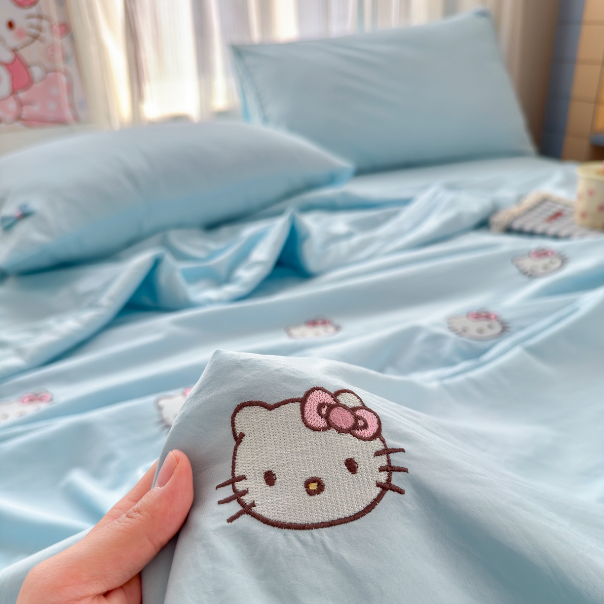 91家纺网 家纺一手货源 找家纺 佳鸿家纺 2026新款凉感冰柔丝刺绣手包边夏凉被夏被四件套-场景二 冰蓝kt