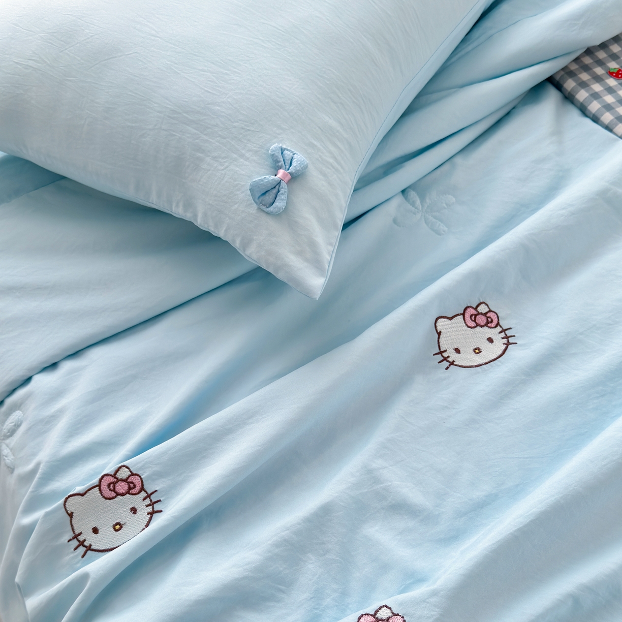 91家纺网 家纺一手货源 找家纺 佳鸿家纺 2026新款凉感冰柔丝刺绣手包边夏凉被夏被四件套-场景二 冰蓝kt