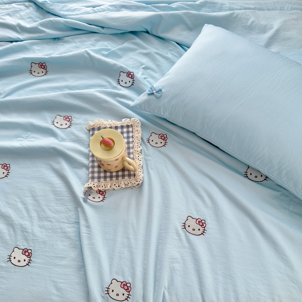 91家纺网 家纺一手货源 找家纺 佳鸿家纺 2026新款凉感冰柔丝刺绣手包边夏凉被夏被四件套-场景二 冰蓝kt