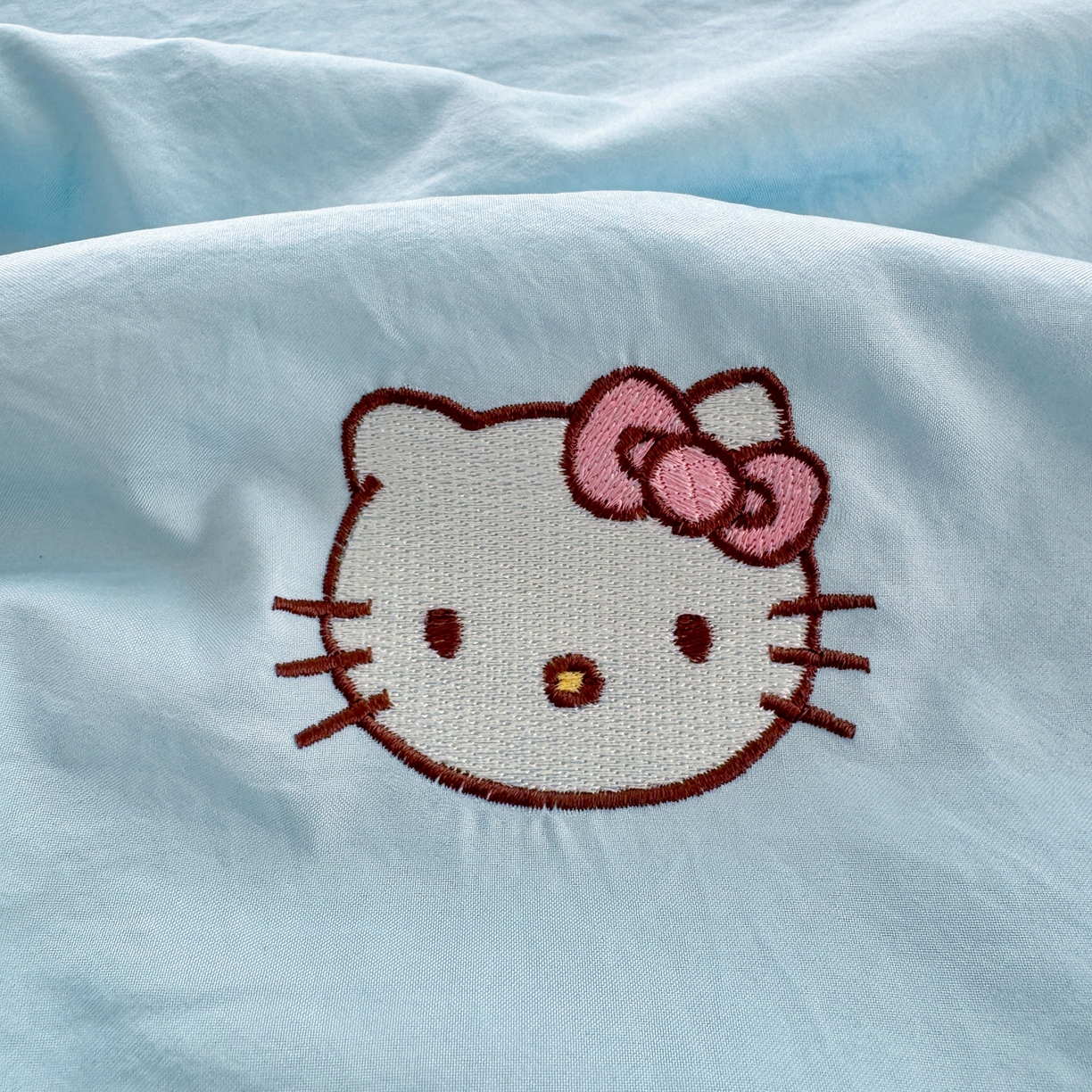 91家纺网 家纺一手货源 找家纺 佳鸿家纺 2026新款凉感冰柔丝刺绣手包边夏凉被夏被四件套-场景二 冰蓝kt