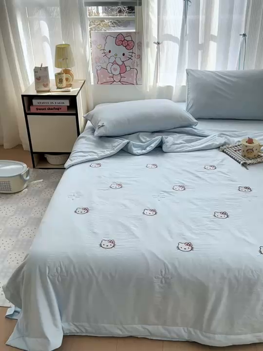 91家纺网 家纺一手货源 找家纺 佳鸿家纺 2026新款凉感冰柔丝刺绣手包边夏凉被夏被四件套-场景二 冰蓝kt