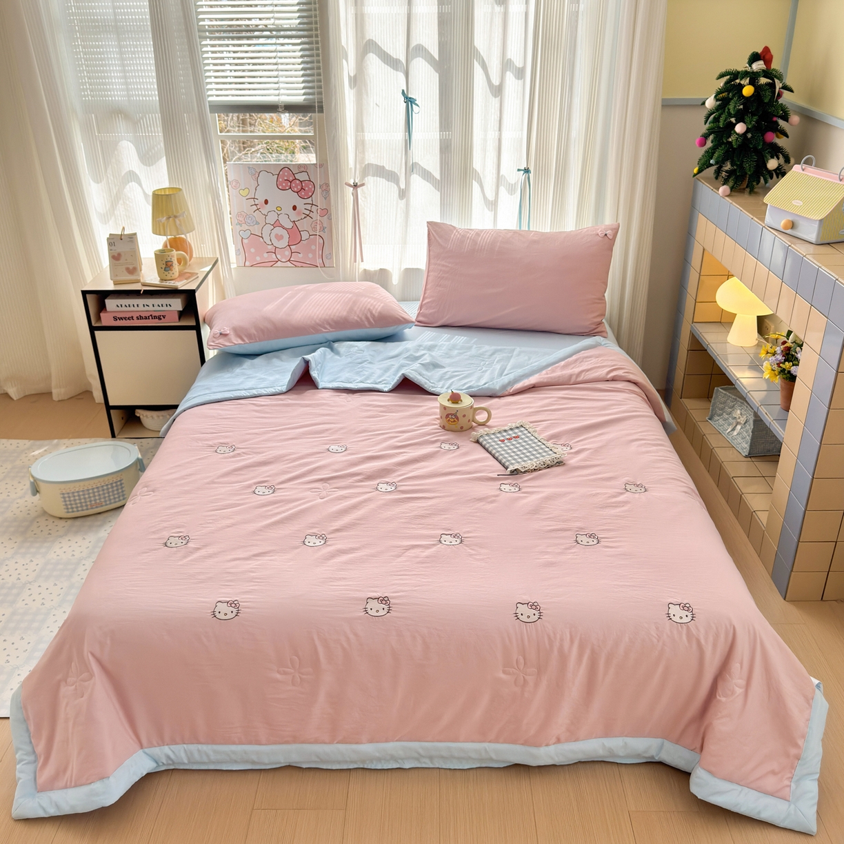 91家纺网 家纺一手货源 找家纺 佳鸿家纺 2026新款凉感冰柔丝刺绣手包边夏凉被夏被四件套-场景二 粉蓝kt