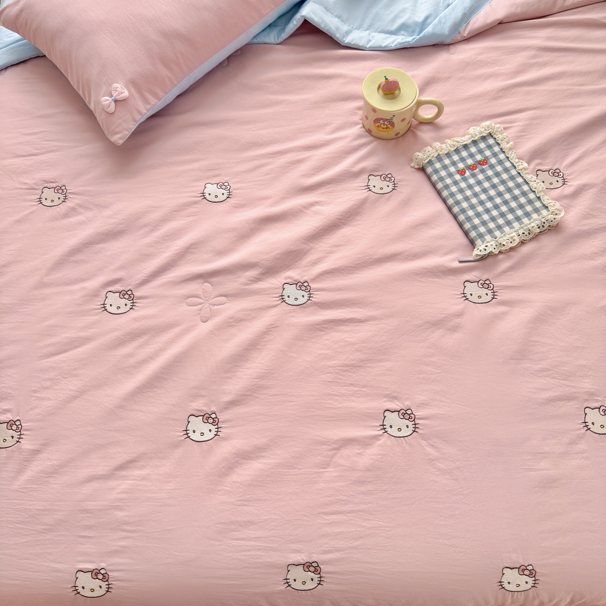 91家纺网 家纺一手货源 找家纺 佳鸿家纺 2026新款凉感冰柔丝刺绣手包边夏凉被夏被四件套-场景二 粉蓝kt