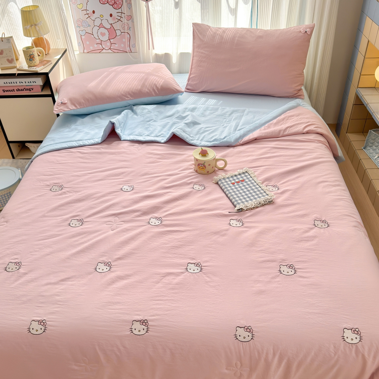 91家纺网 家纺一手货源 找家纺 佳鸿家纺 2026新款凉感冰柔丝刺绣手包边夏凉被夏被四件套-场景二 粉蓝kt