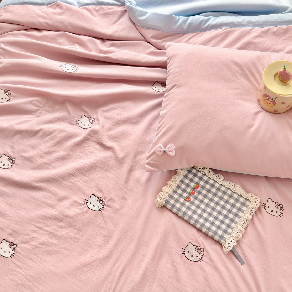 91家纺网 家纺一手货源 找家纺 佳鸿家纺 2026新款凉感冰柔丝刺绣手包边夏凉被夏被四件套-场景二 粉蓝kt