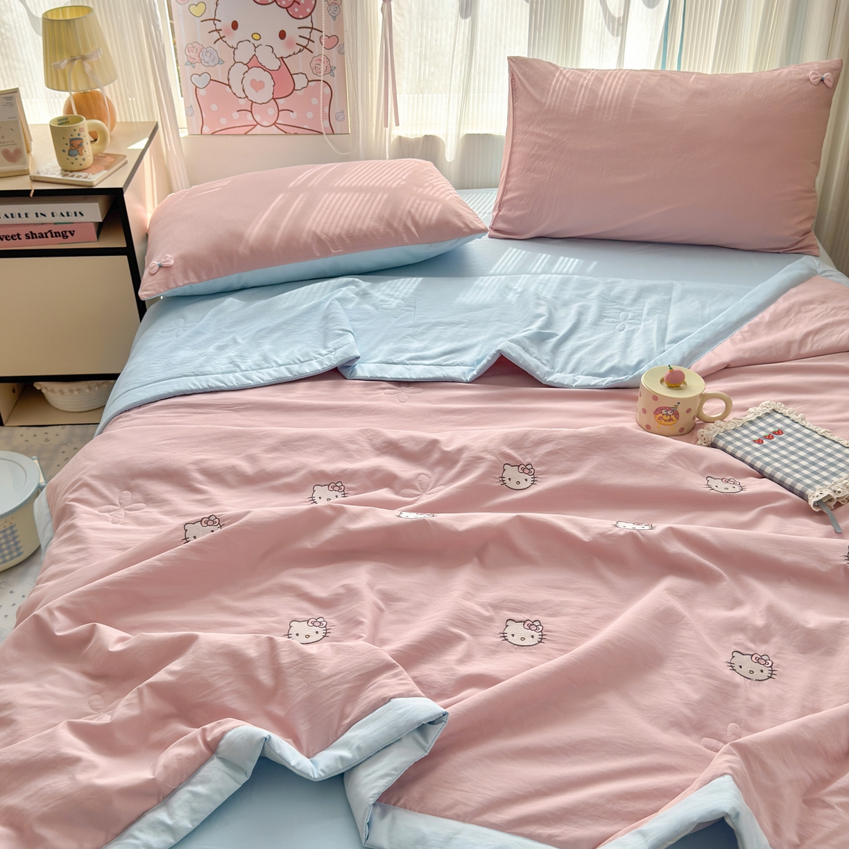 91家纺网 家纺一手货源 找家纺 佳鸿家纺 2026新款凉感冰柔丝刺绣手包边夏凉被夏被四件套-场景二 粉蓝kt