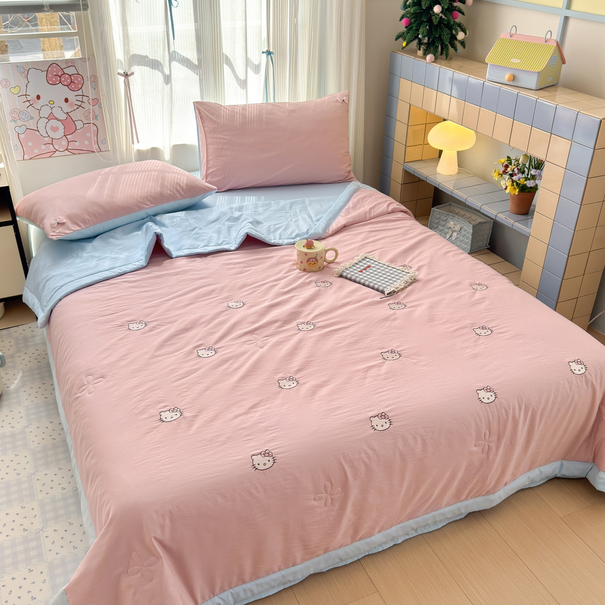 91家纺网 家纺一手货源 找家纺 佳鸿家纺 2026新款凉感冰柔丝刺绣手包边夏凉被夏被四件套-场景二 粉蓝kt