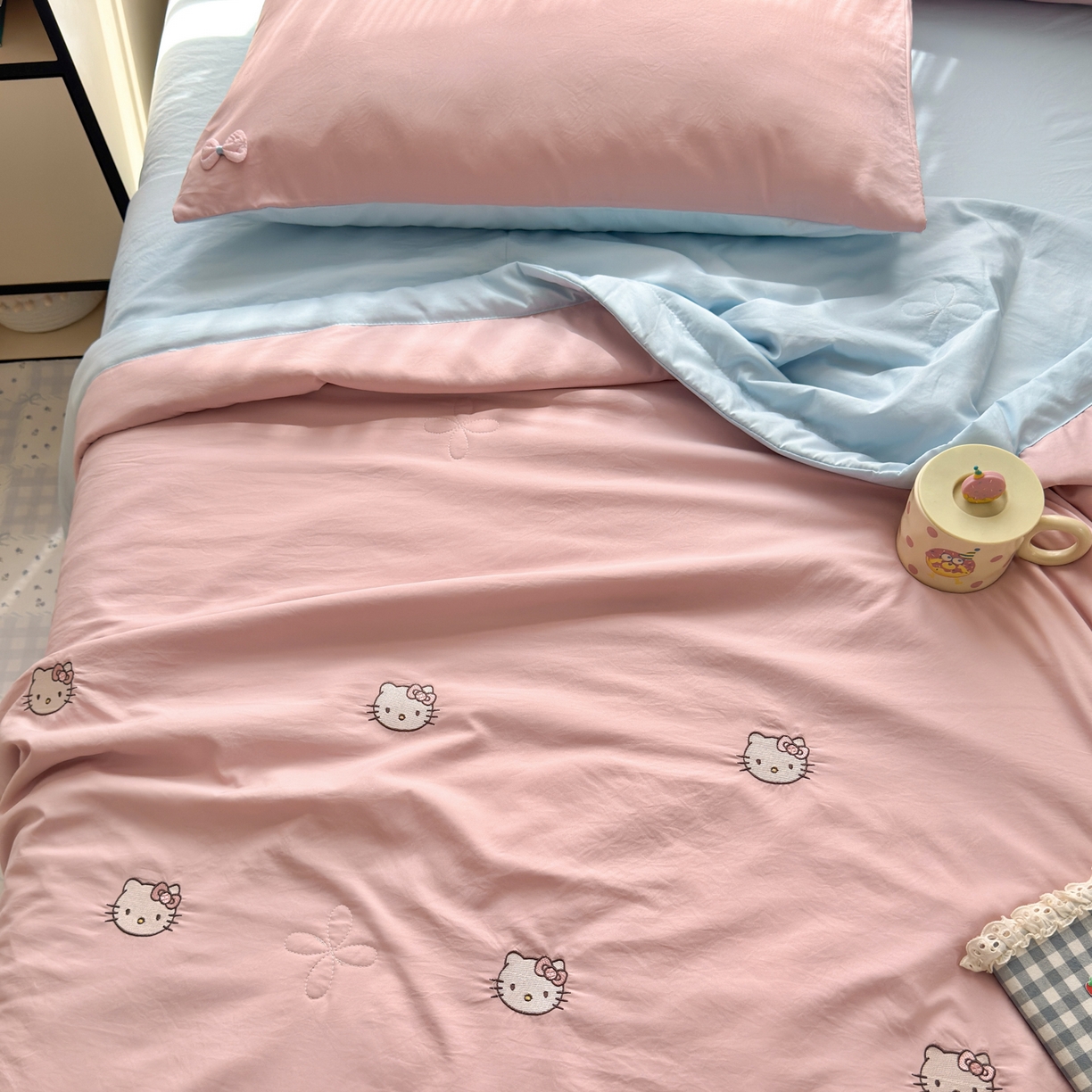 91家纺网 家纺一手货源 找家纺 佳鸿家纺 2026新款凉感冰柔丝刺绣手包边夏凉被夏被四件套-场景二 粉蓝kt