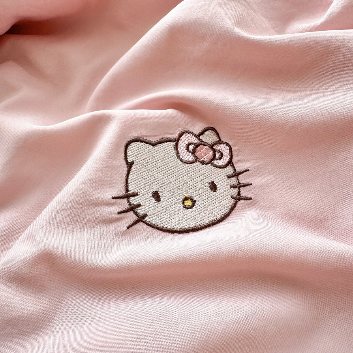 91家纺网 家纺一手货源 找家纺 佳鸿家纺 2026新款凉感冰柔丝刺绣手包边夏凉被夏被四件套-场景二 粉蓝kt