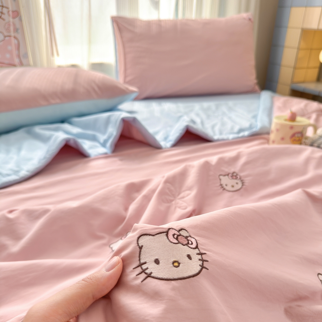 91家纺网 家纺一手货源 找家纺 佳鸿家纺 2026新款凉感冰柔丝刺绣手包边夏凉被夏被四件套-场景二 粉蓝kt