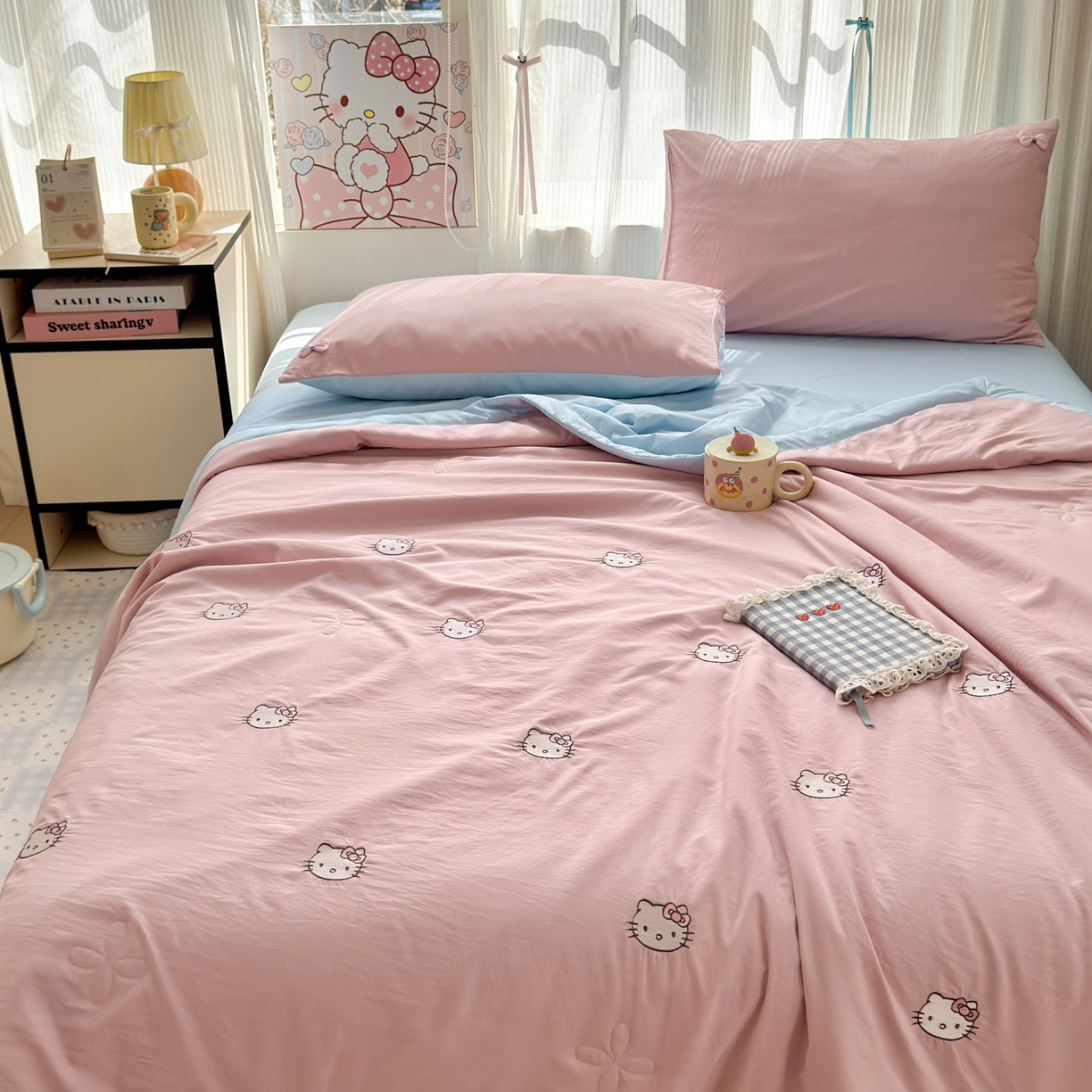 91家纺网 家纺一手货源 找家纺 佳鸿家纺 2026新款凉感冰柔丝刺绣手包边夏凉被夏被四件套-场景二 粉蓝kt