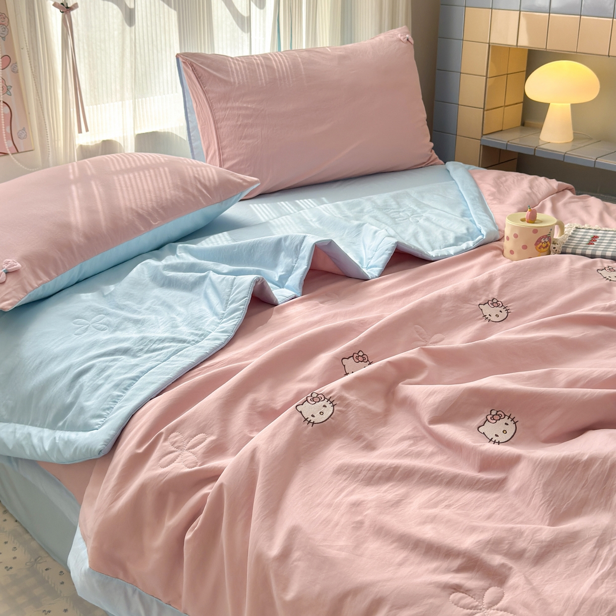 91家纺网 家纺一手货源 找家纺 佳鸿家纺 2026新款凉感冰柔丝刺绣手包边夏凉被夏被四件套-场景二 粉蓝kt