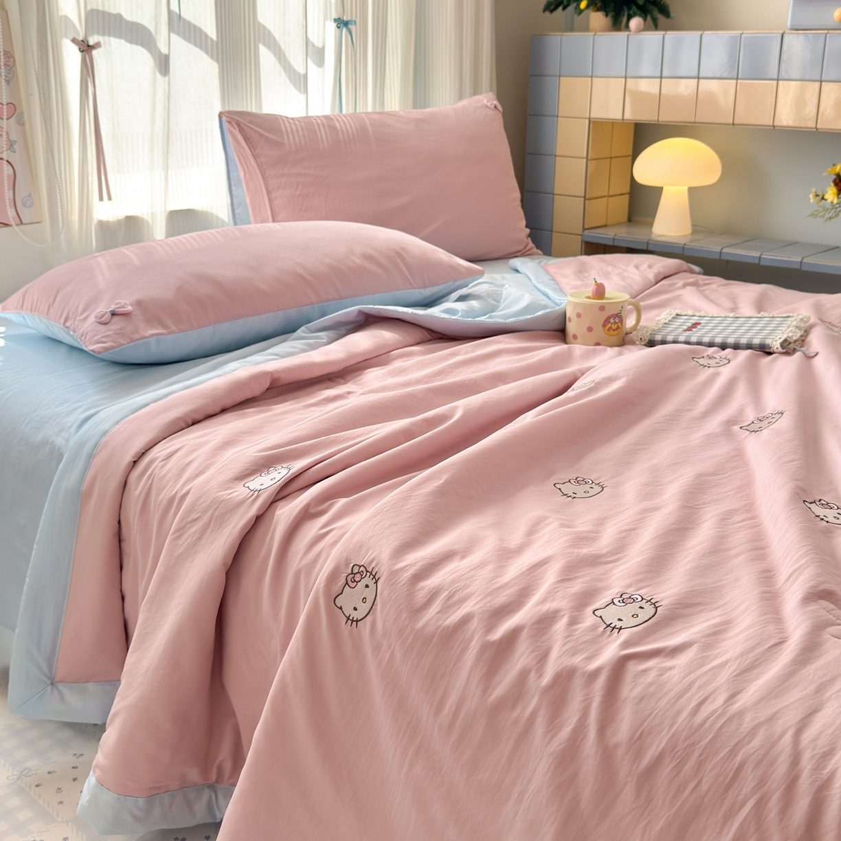 91家纺网 家纺一手货源 找家纺 佳鸿家纺 2026新款凉感冰柔丝刺绣手包边夏凉被夏被四件套-场景二 粉蓝kt