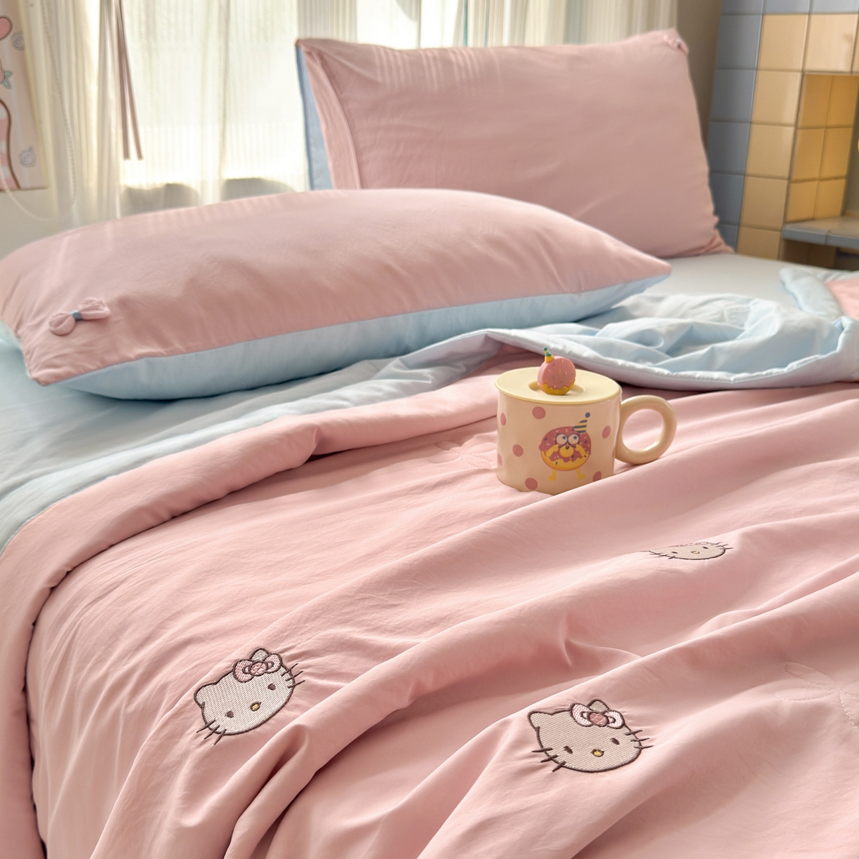 91家纺网 家纺一手货源 找家纺 佳鸿家纺 2026新款凉感冰柔丝刺绣手包边夏凉被夏被四件套-场景二 粉蓝kt