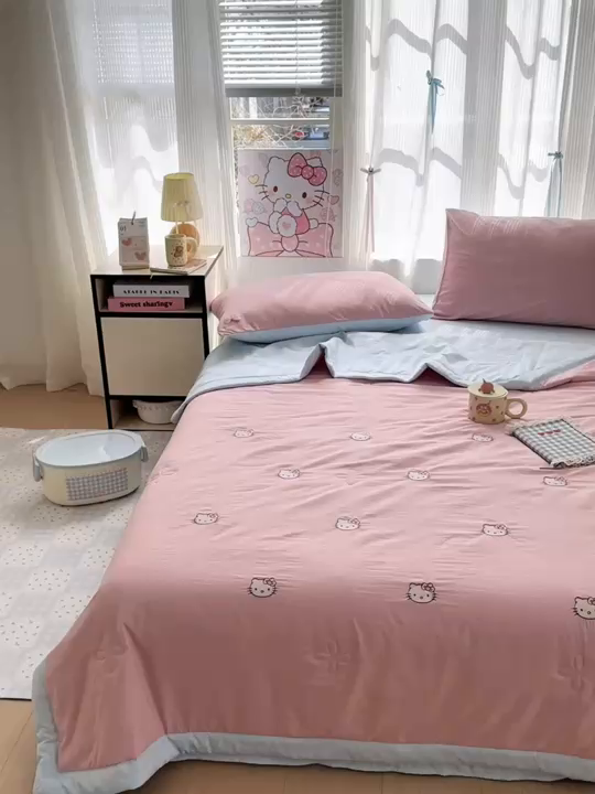 91家纺网 家纺一手货源 找家纺 佳鸿家纺 2026新款凉感冰柔丝刺绣手包边夏凉被夏被四件套-场景二 粉蓝kt