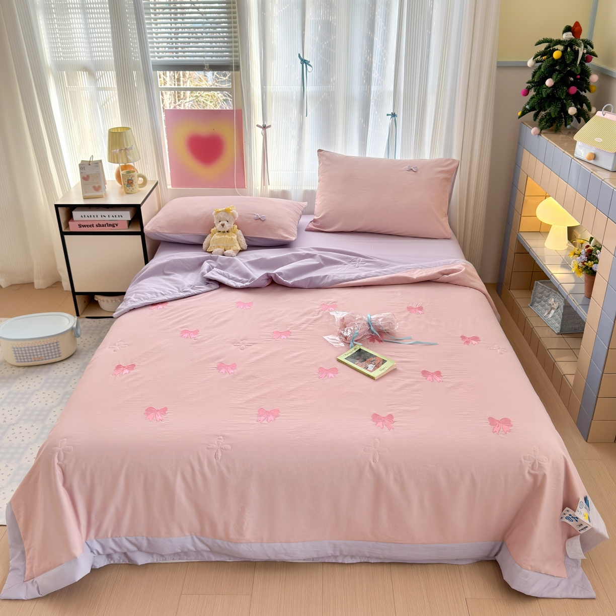91家纺网 家纺一手货源 找家纺 佳鸿家纺 2026新款凉感冰柔丝刺绣手包边夏凉被夏被四件套-场景二 粉紫蝴蝶结