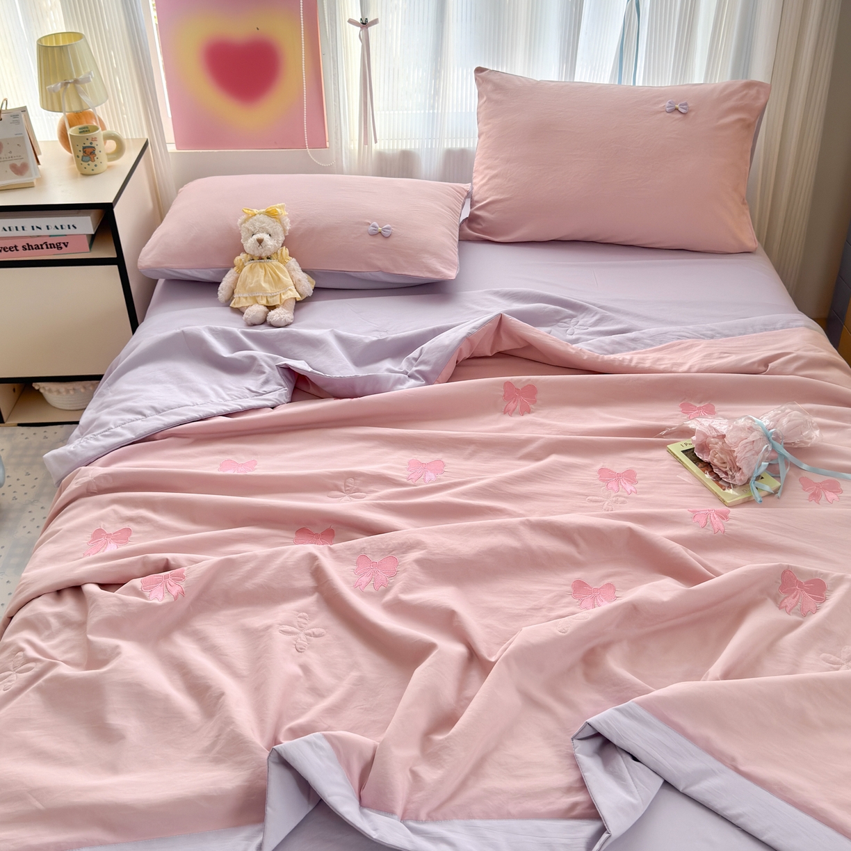 91家纺网 家纺一手货源 找家纺 佳鸿家纺 2026新款凉感冰柔丝刺绣手包边夏凉被夏被四件套-场景二 粉紫蝴蝶结