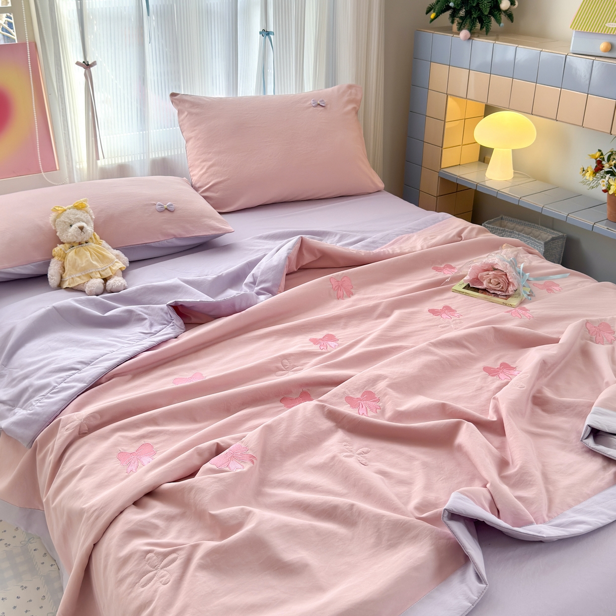 佳鸿家纺 2026新款凉感冰柔丝刺绣手包边夏凉被夏被四件套-场景二 粉紫蝴蝶结