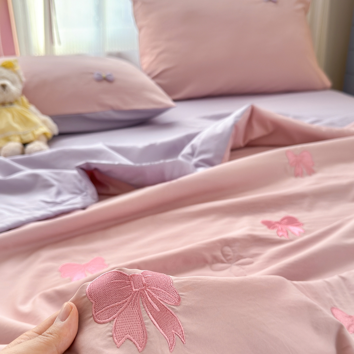 91家纺网 家纺一手货源 找家纺 佳鸿家纺 2026新款凉感冰柔丝刺绣手包边夏凉被夏被四件套-场景二 粉紫蝴蝶结