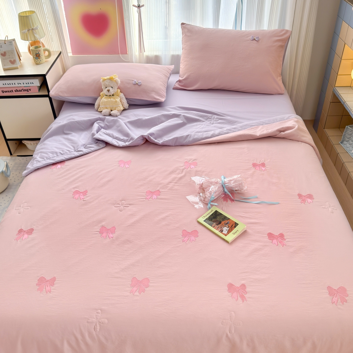 91家纺网 家纺一手货源 找家纺 佳鸿家纺 2026新款凉感冰柔丝刺绣手包边夏凉被夏被四件套-场景二 粉紫蝴蝶结
