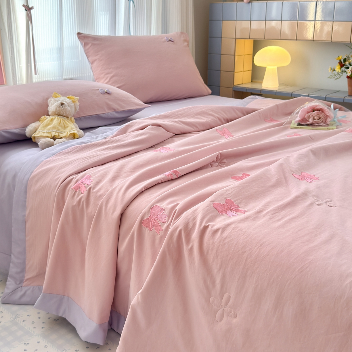 91家纺网 家纺一手货源 找家纺 佳鸿家纺 2026新款凉感冰柔丝刺绣手包边夏凉被夏被四件套-场景二 粉紫蝴蝶结
