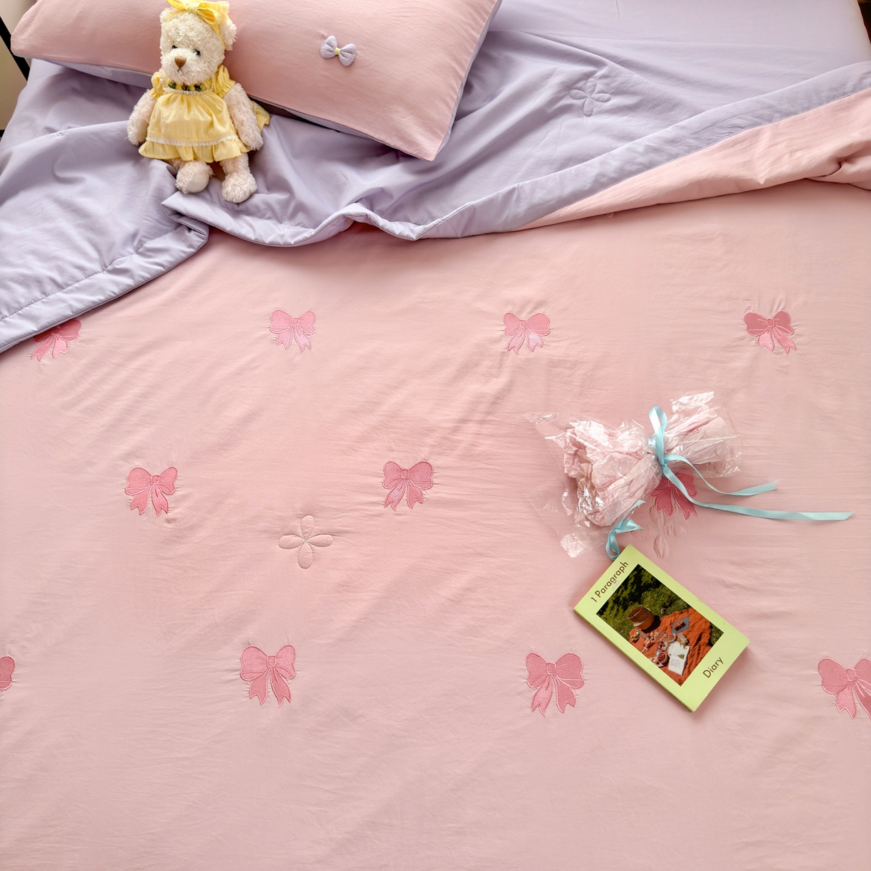 91家纺网 家纺一手货源 找家纺 佳鸿家纺 2026新款凉感冰柔丝刺绣手包边夏凉被夏被四件套-场景二 粉紫蝴蝶结