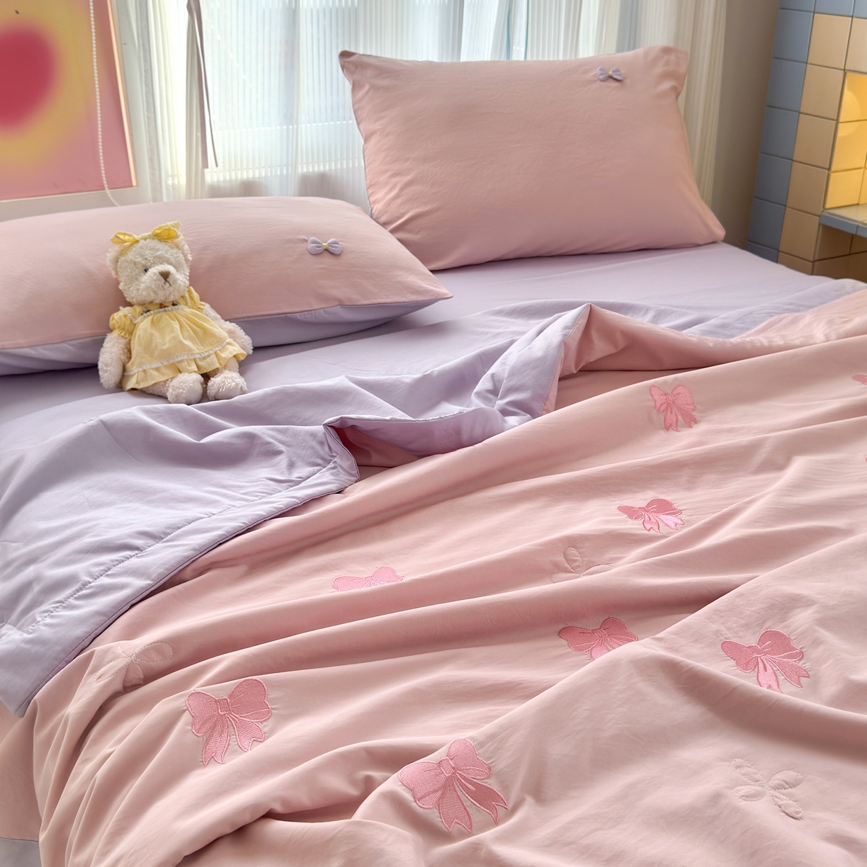 91家纺网 家纺一手货源 找家纺 佳鸿家纺 2026新款凉感冰柔丝刺绣手包边夏凉被夏被四件套-场景二 粉紫蝴蝶结