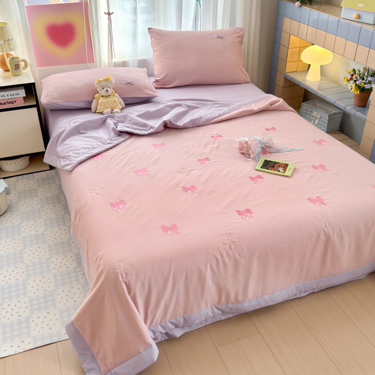 91家纺网 家纺一手货源 找家纺 佳鸿家纺 2026新款凉感冰柔丝刺绣手包边夏凉被夏被四件套-场景二 粉紫蝴蝶结