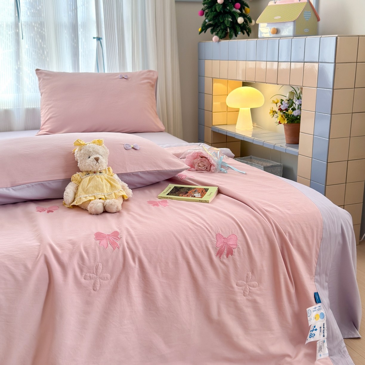 91家纺网 家纺一手货源 找家纺 佳鸿家纺 2026新款凉感冰柔丝刺绣手包边夏凉被夏被四件套-场景二 粉紫蝴蝶结