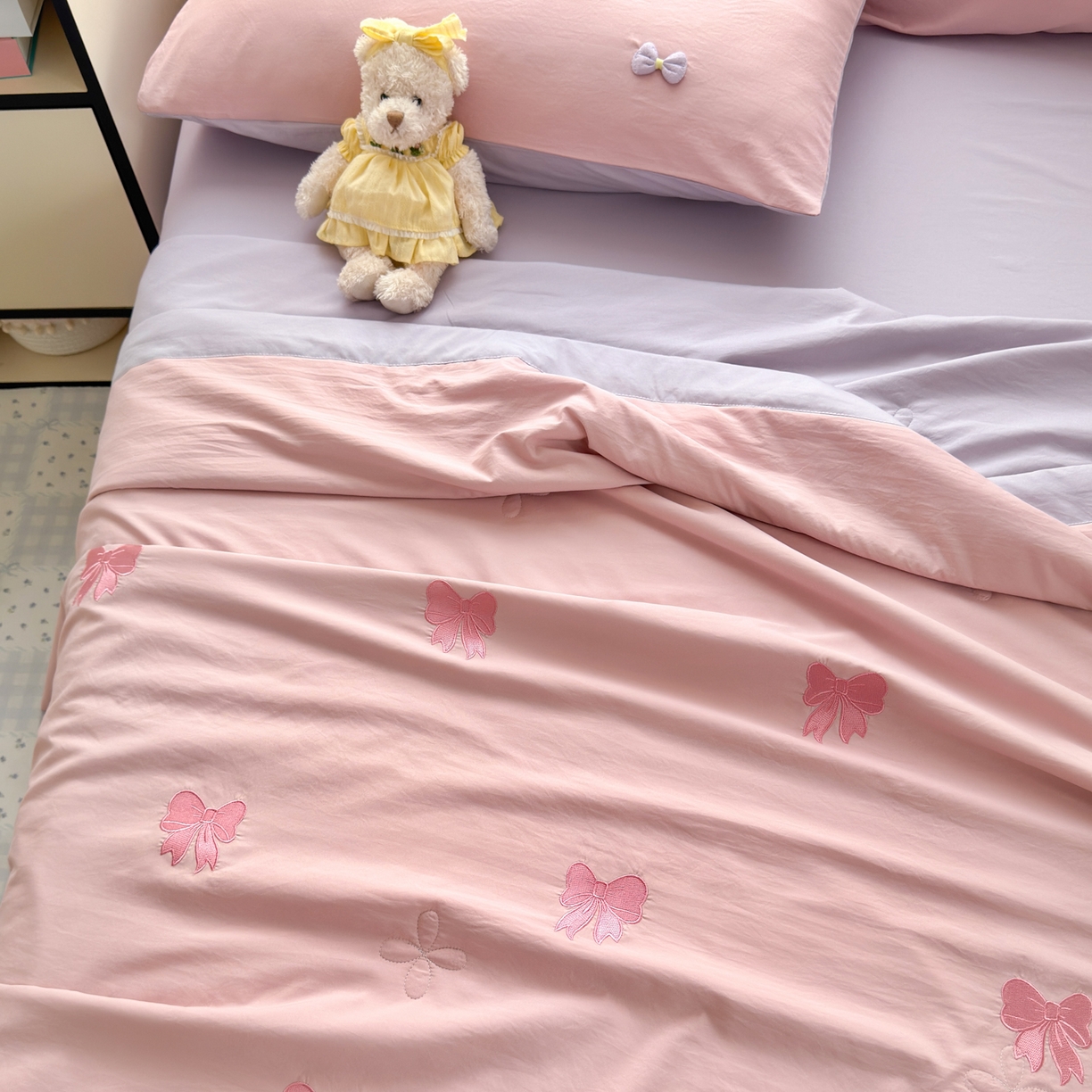 91家纺网 家纺一手货源 找家纺 佳鸿家纺 2026新款凉感冰柔丝刺绣手包边夏凉被夏被四件套-场景二 粉紫蝴蝶结