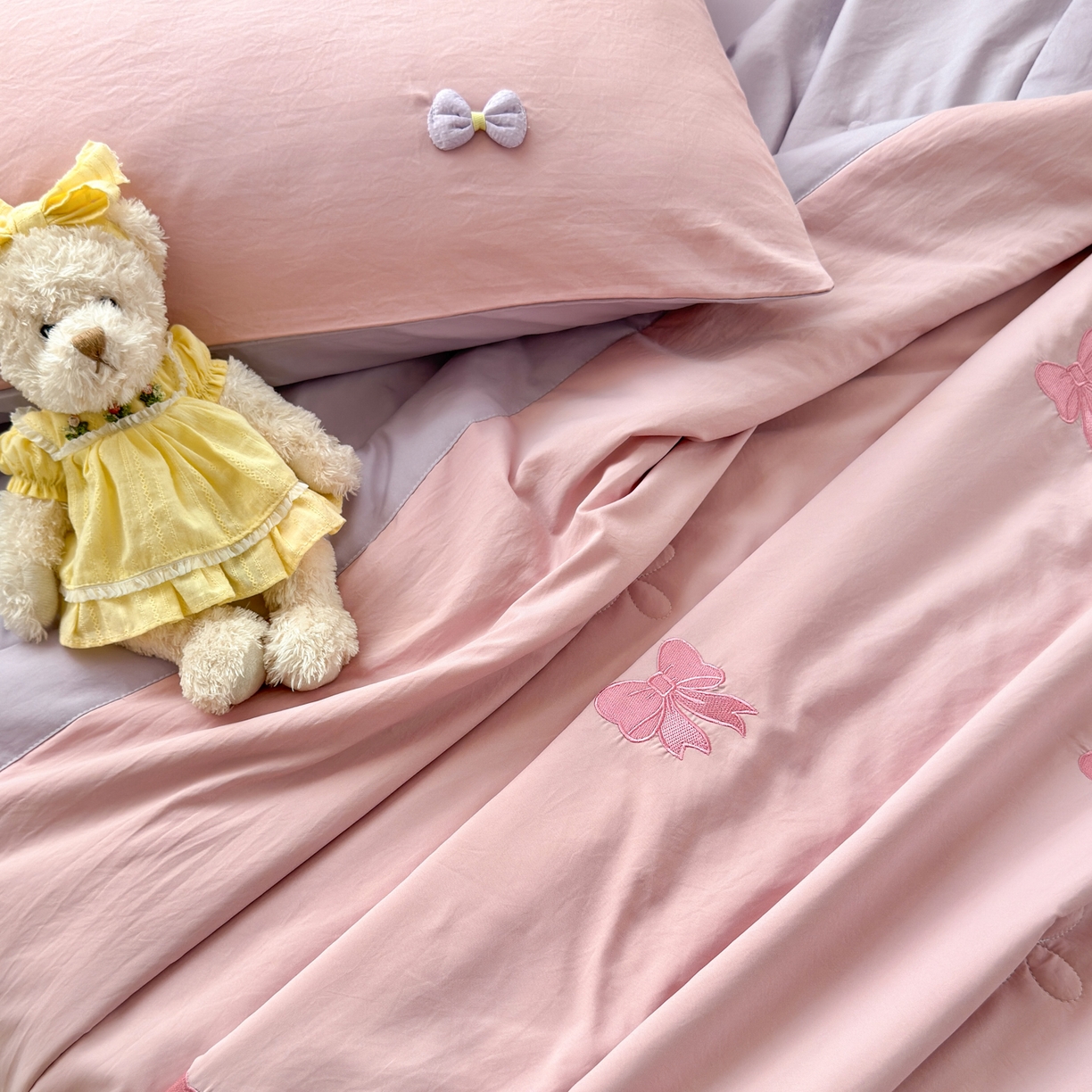 91家纺网 家纺一手货源 找家纺 佳鸿家纺 2026新款凉感冰柔丝刺绣手包边夏凉被夏被四件套-场景二 粉紫蝴蝶结