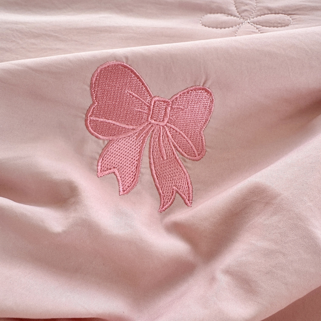 91家纺网 家纺一手货源 找家纺 佳鸿家纺 2026新款凉感冰柔丝刺绣手包边夏凉被夏被四件套-场景二 粉紫蝴蝶结