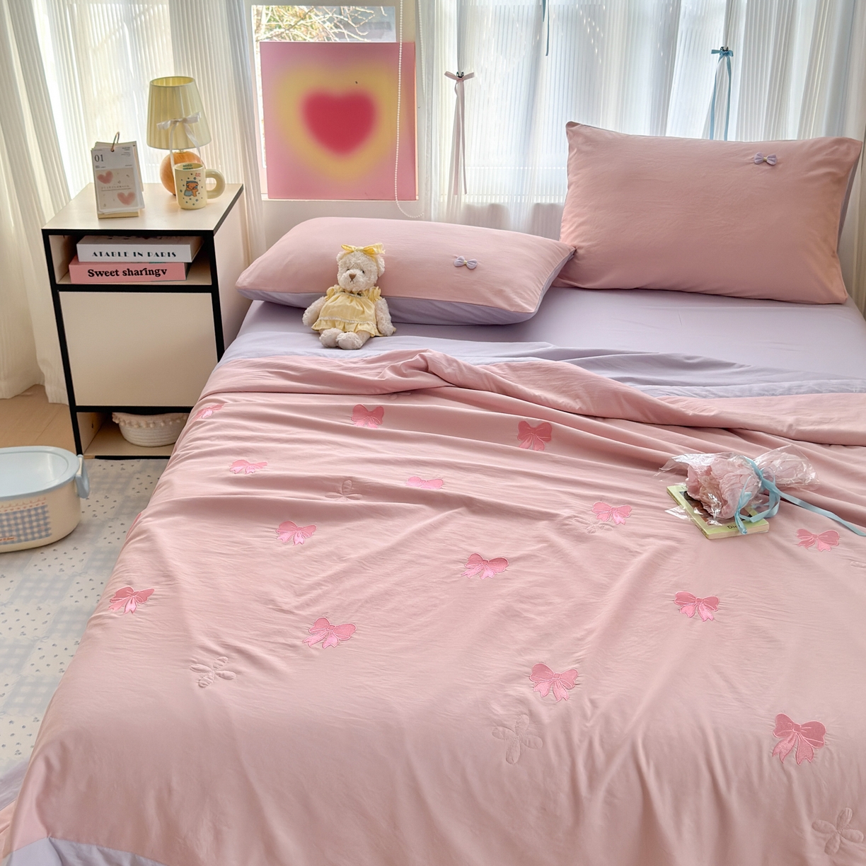 91家纺网 家纺一手货源 找家纺 佳鸿家纺 2026新款凉感冰柔丝刺绣手包边夏凉被夏被四件套-场景二 粉紫蝴蝶结
