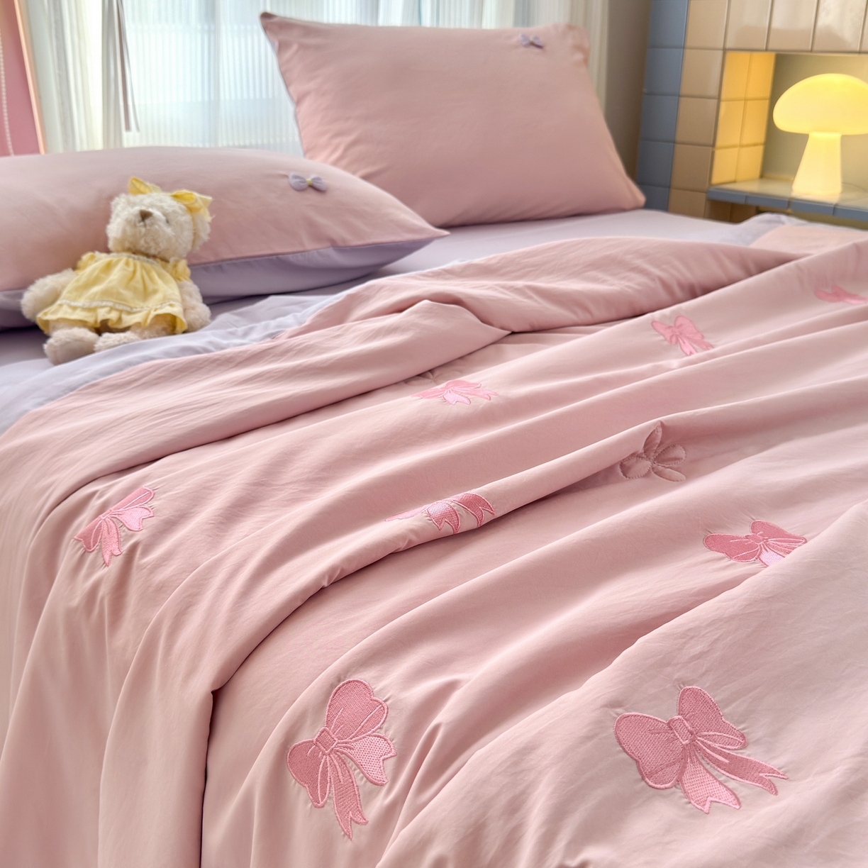 91家纺网 家纺一手货源 找家纺 佳鸿家纺 2026新款凉感冰柔丝刺绣手包边夏凉被夏被四件套-场景二 粉紫蝴蝶结