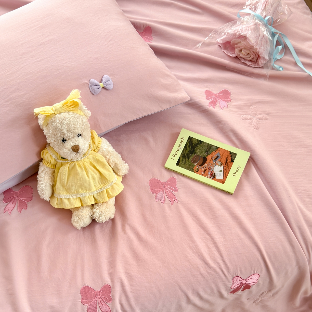 91家纺网 家纺一手货源 找家纺 佳鸿家纺 2026新款凉感冰柔丝刺绣手包边夏凉被夏被四件套-场景二 粉紫蝴蝶结